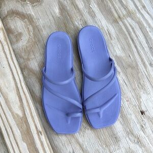 Crocs “Miami” Toe Loop Sandals – Women’s Size 8 Periwinkle Blue